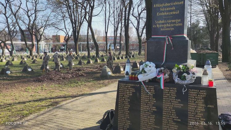 Honvéd kadét tanulók a Hősök Temetőjében