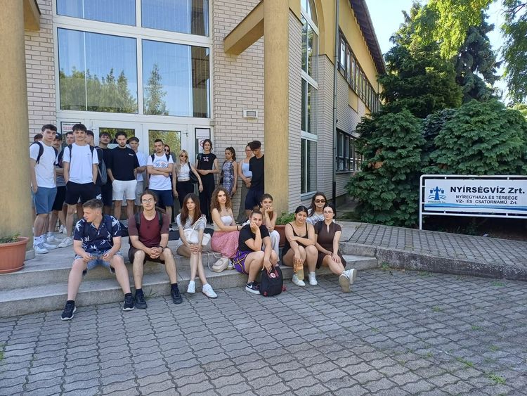 Tanulóink a Nyírségvíz Zrt. Tó utcai központi laboratóriumában