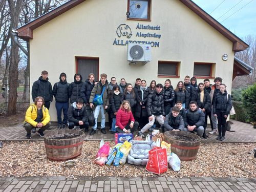 A 10.A osztály a Nyíregyházi Állatbarát Alapítványnak gyűjtött adományt