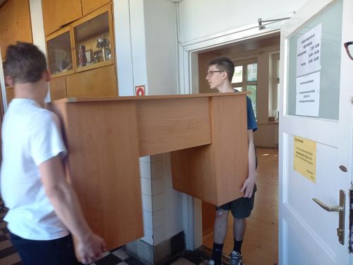 Megkezdődtek iskolánkban a felújítási munkálatok!📢🔨🔩🪚🦺